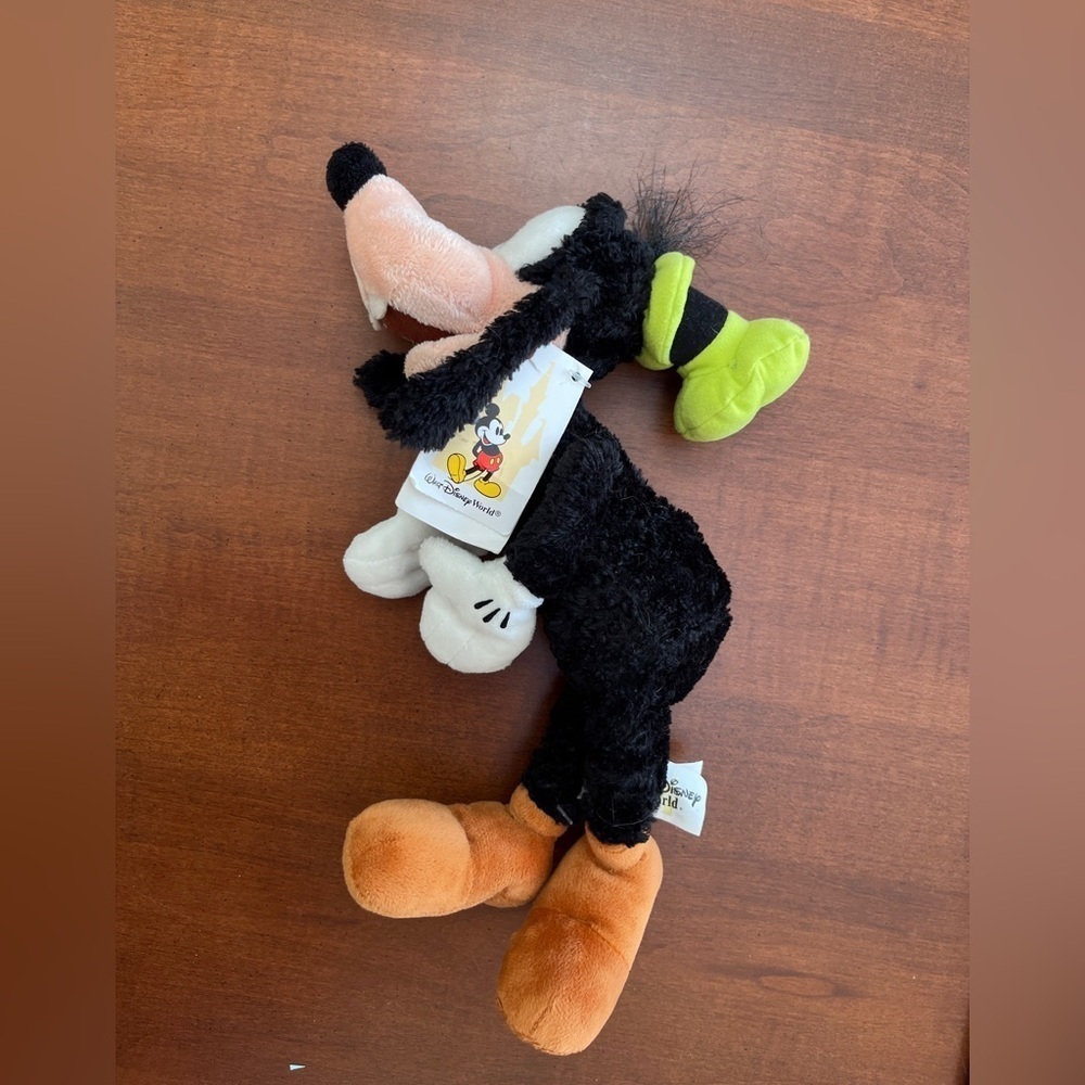NWT Walt Disney World Goofy bean bag with tags, very good preloved condition.